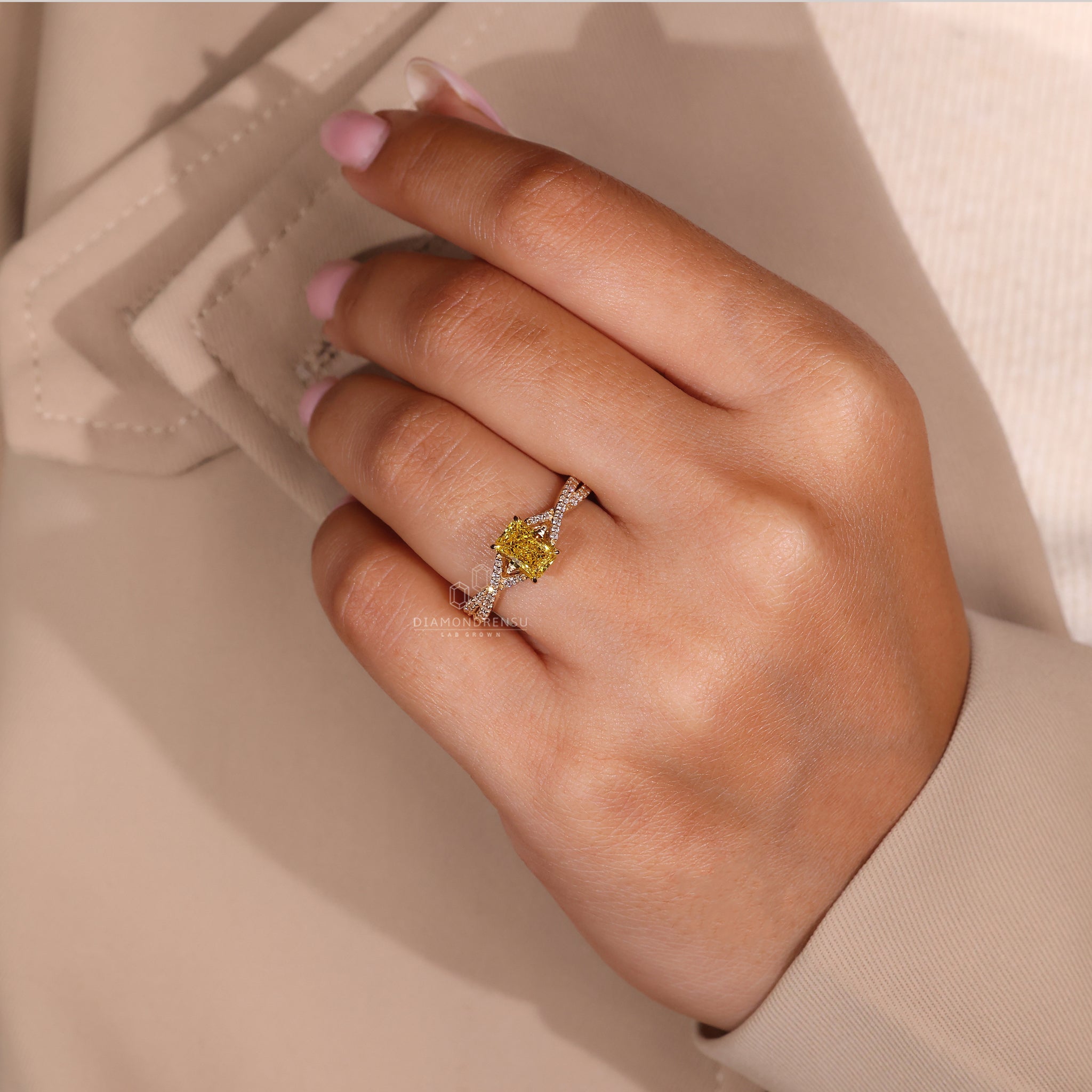 Twisted pave ring includes claw prong for support.
