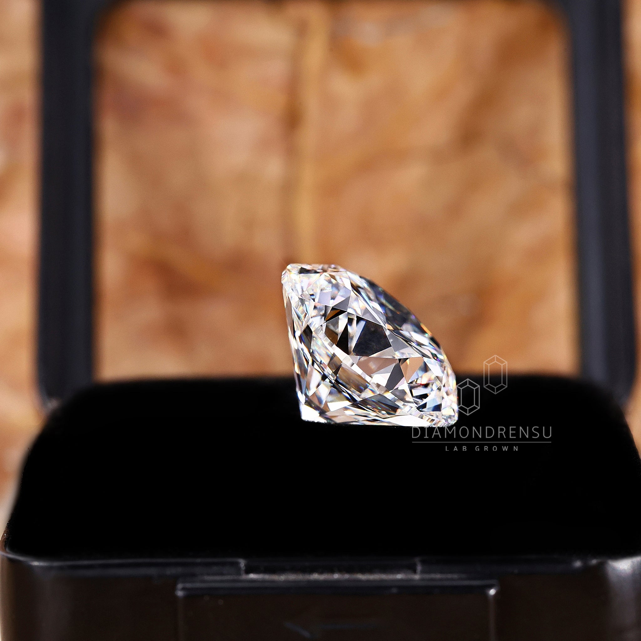 Loose lab grown diamond in a 10.11 carat round cut for custom jewellery.
