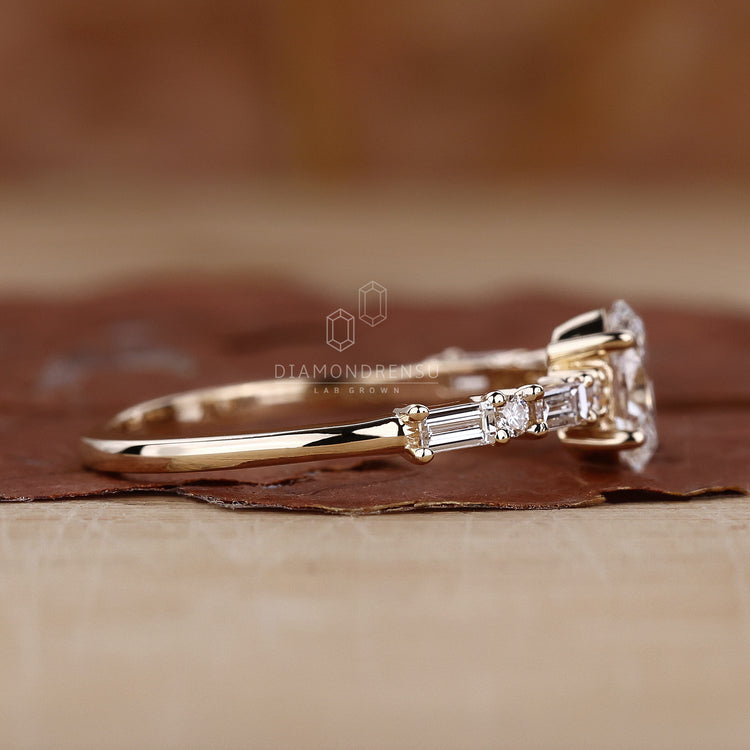4 prong setting oval engagement ring style.
