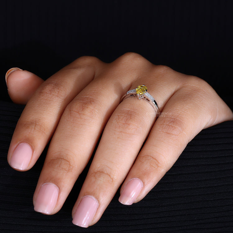 Round cut pave set in milgrain setting.
