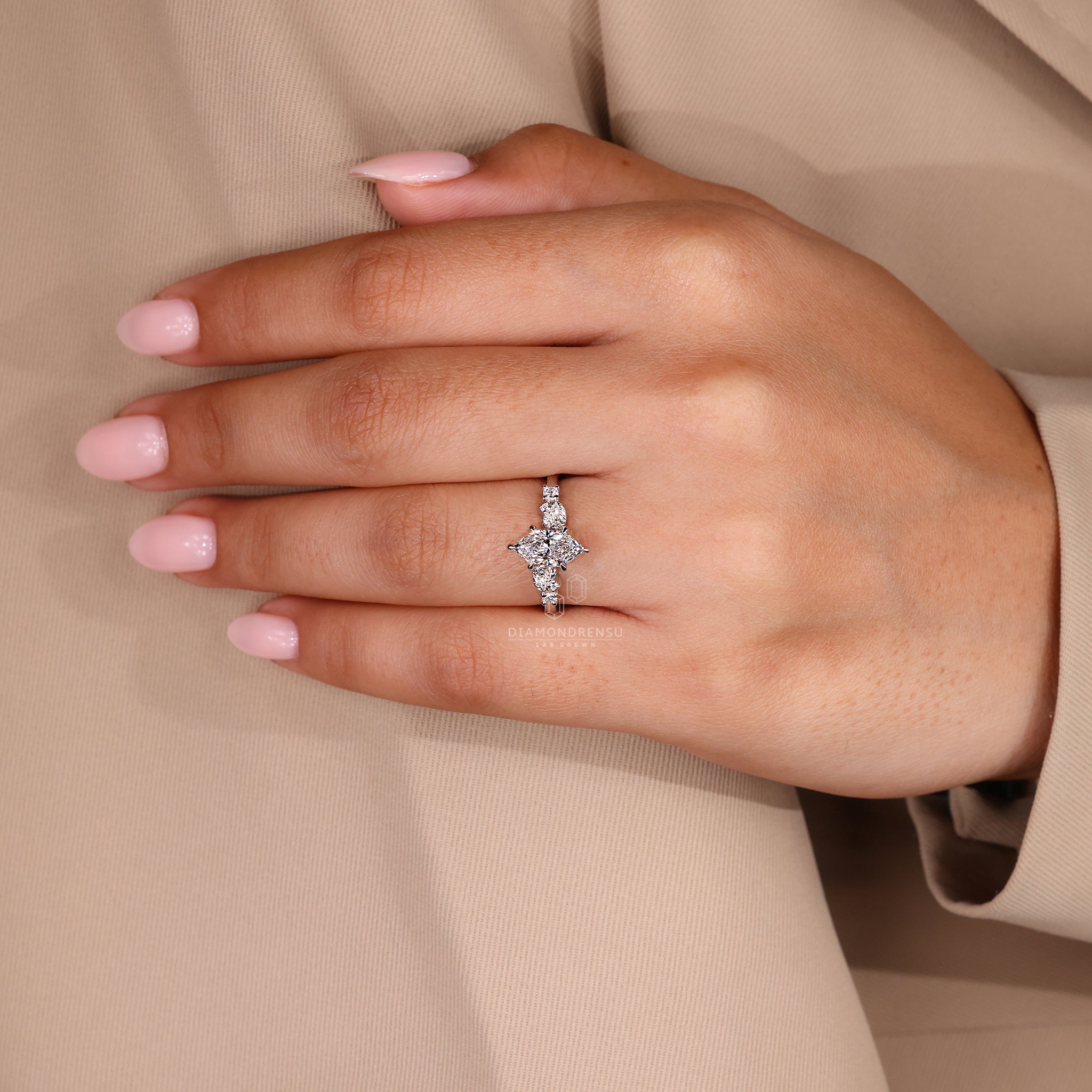 Diamondrensu UK engagement ring with leaf style and custom design.
