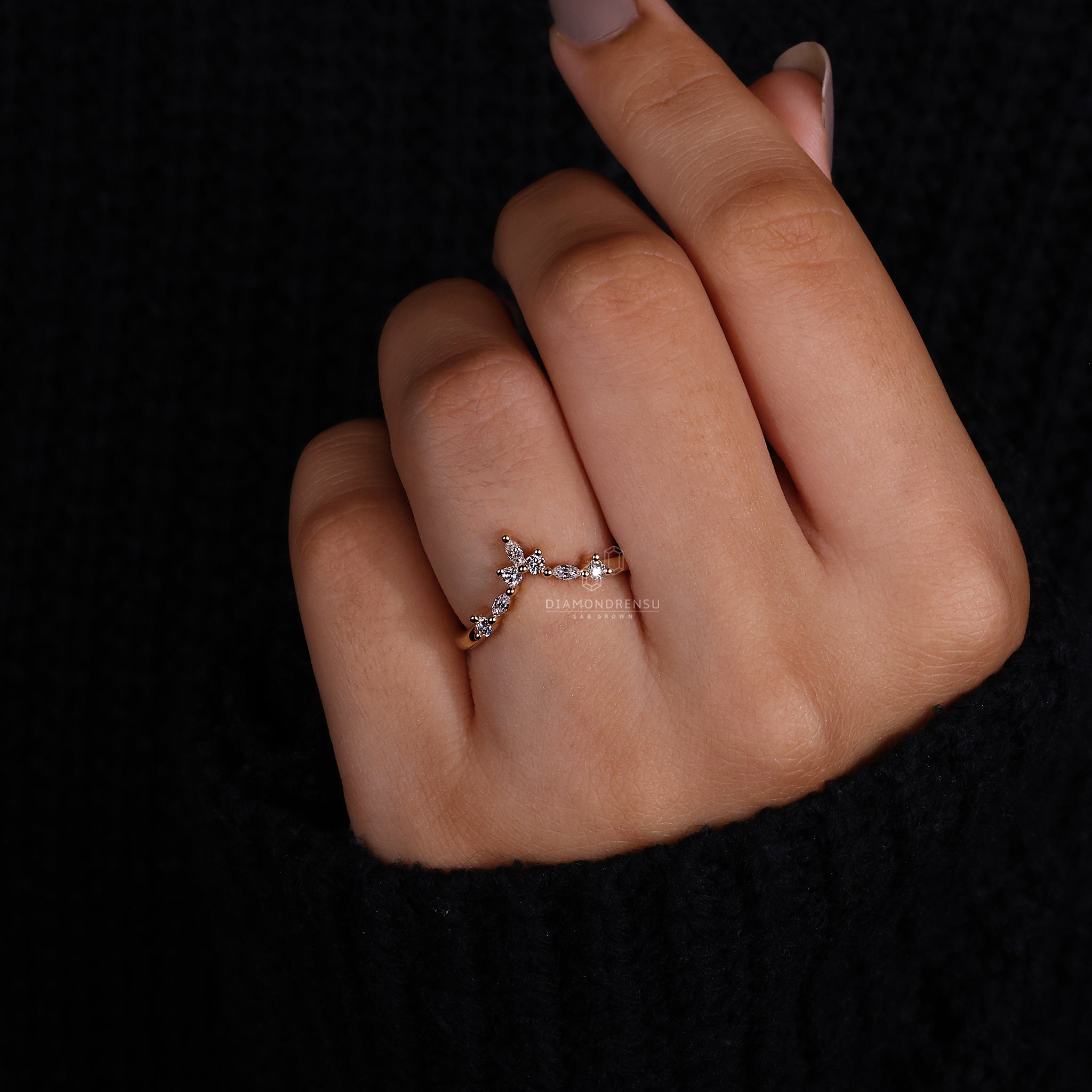 Crown-style wedding band in yellow gold.
