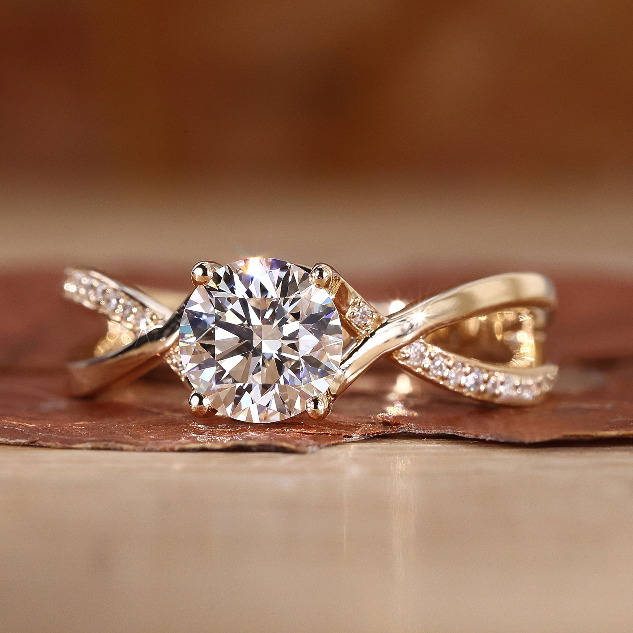 Twisted engagement ring in yellow gold.

