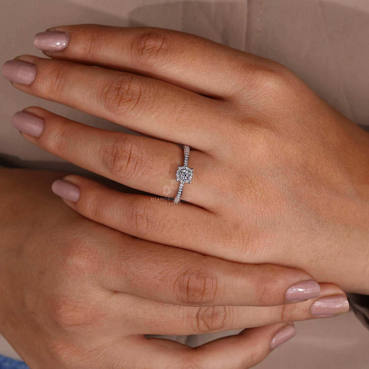 Round diamond gold ring in a halo round diamond engagement ring style, ideal for a classic look.
