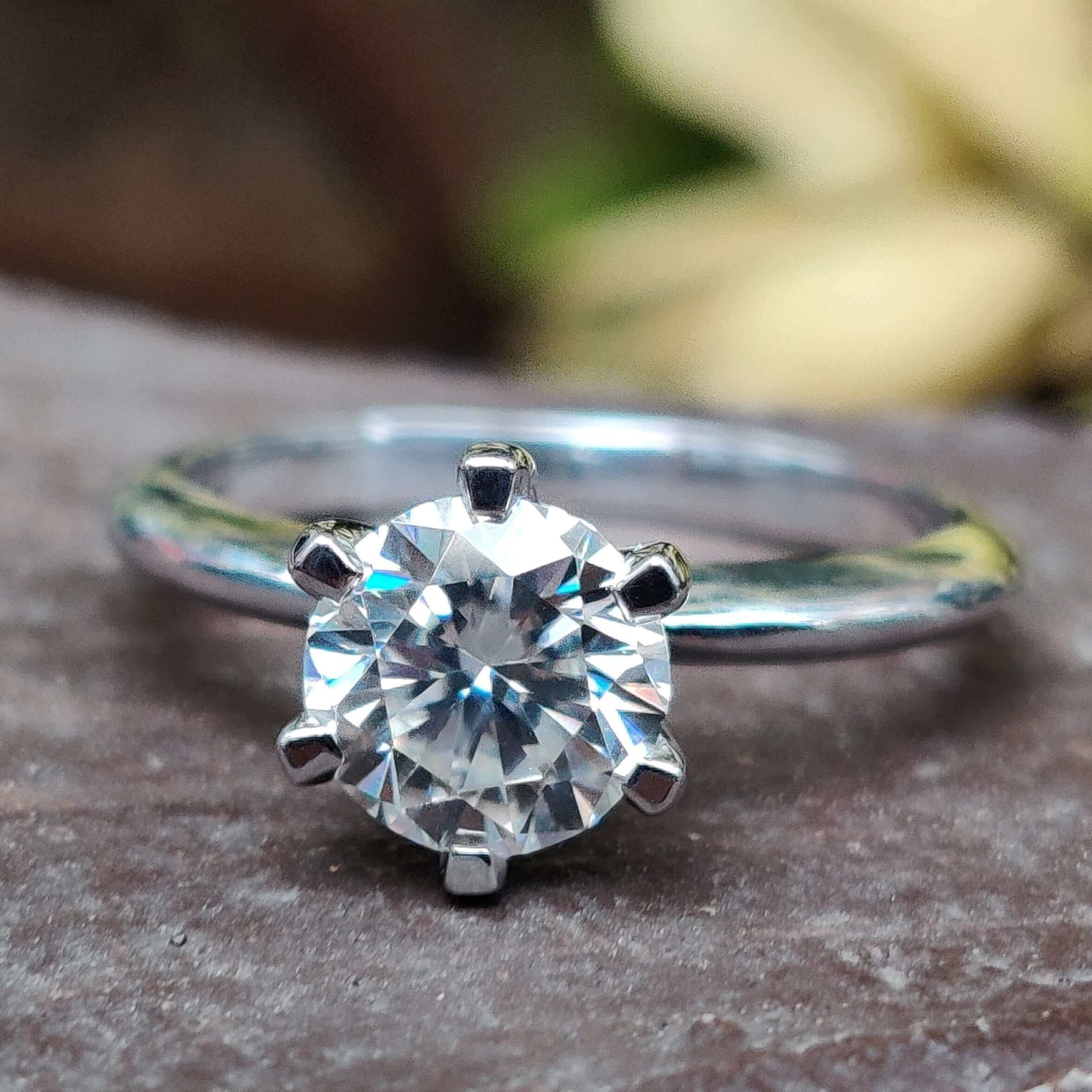 Round Cut Ring with a stunning round brilliant cut ring design.