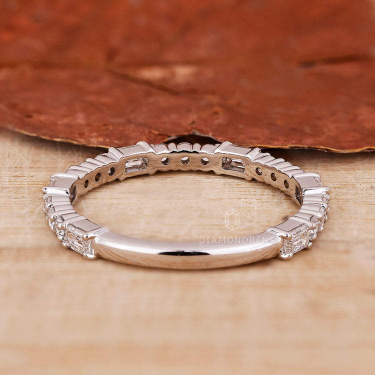 Round diamond wedding band in white gold.
