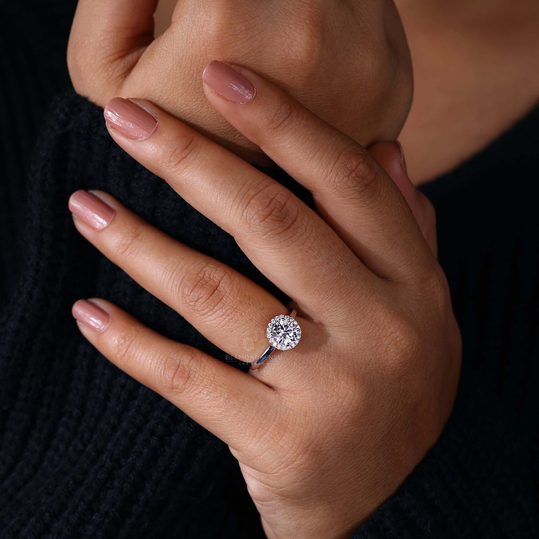 Round brilliant cut diamond set in a halo ring, a perfect combination for a sophisticated diamond ring uk style.
