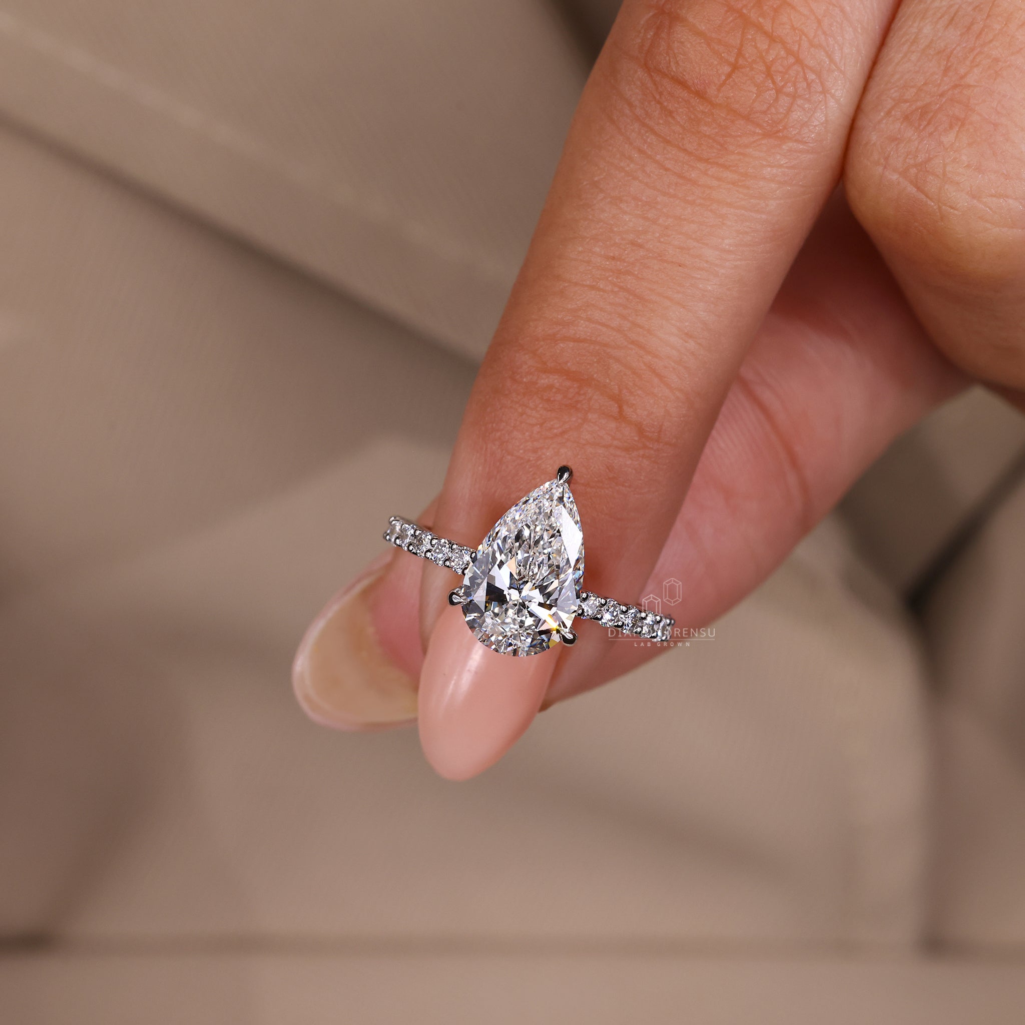 Buy engagement ring in Diamondrensu UK engagement ring.
