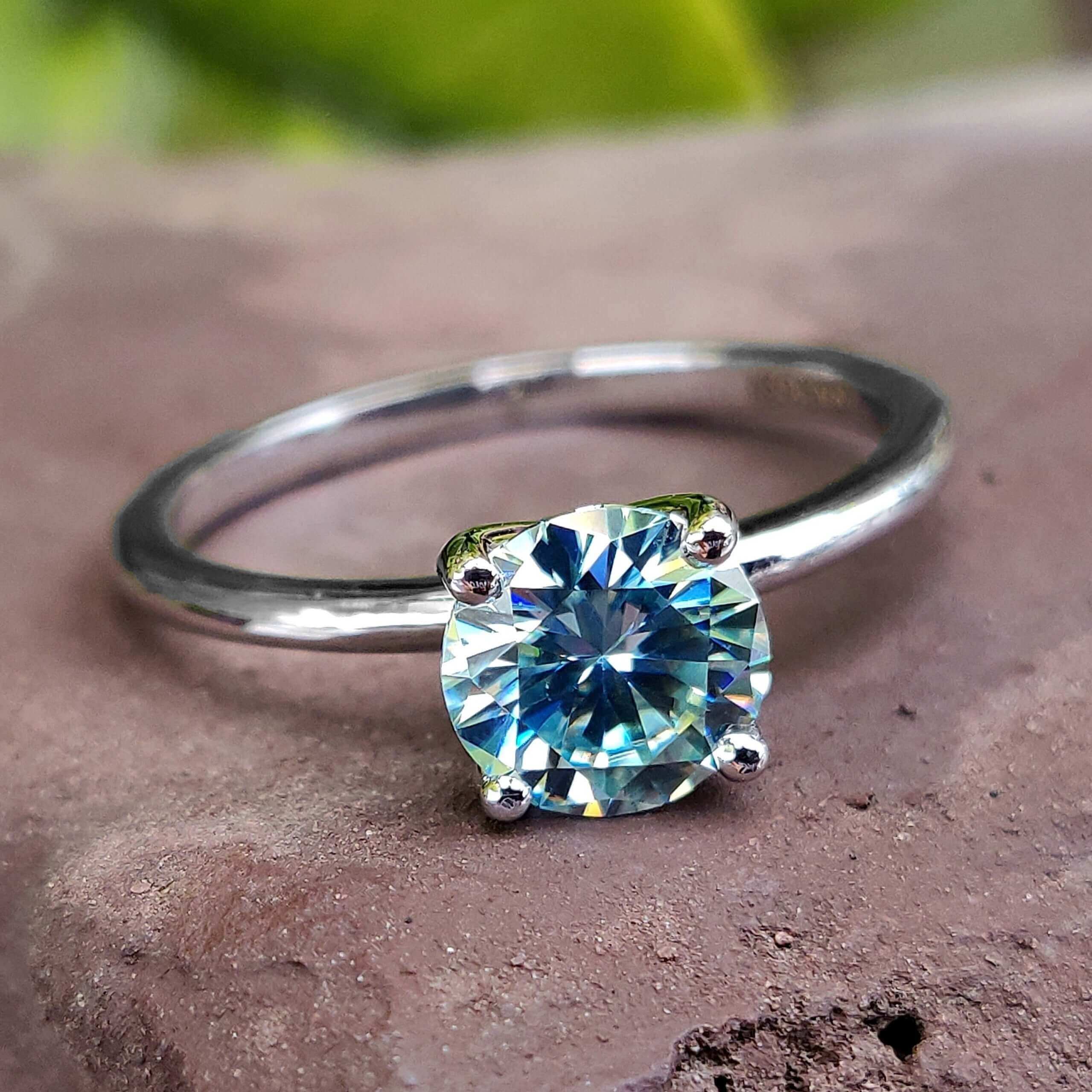 Round Brilliant Cut Ring in a stunning round brilliant cut engagement ring design.