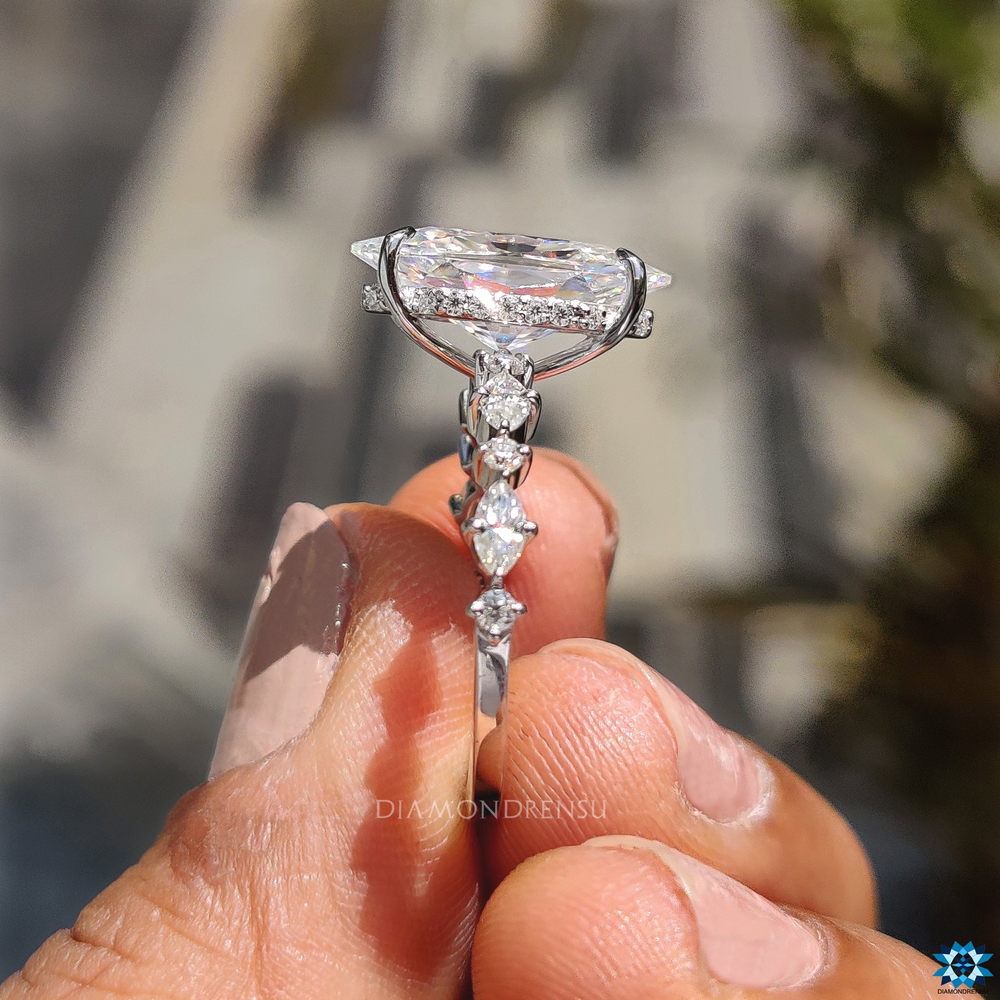 Handmade jewellery with Dutch marquise ring in white gold band.
