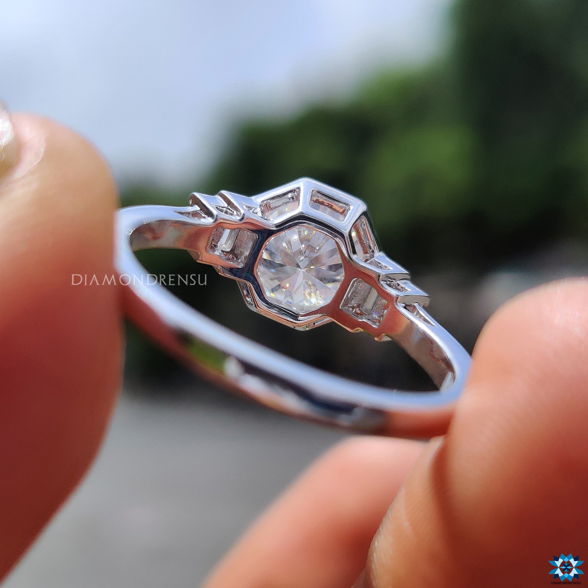 Diamondrensu UK engagement ring crafted with 5 stones in claw prongs.

