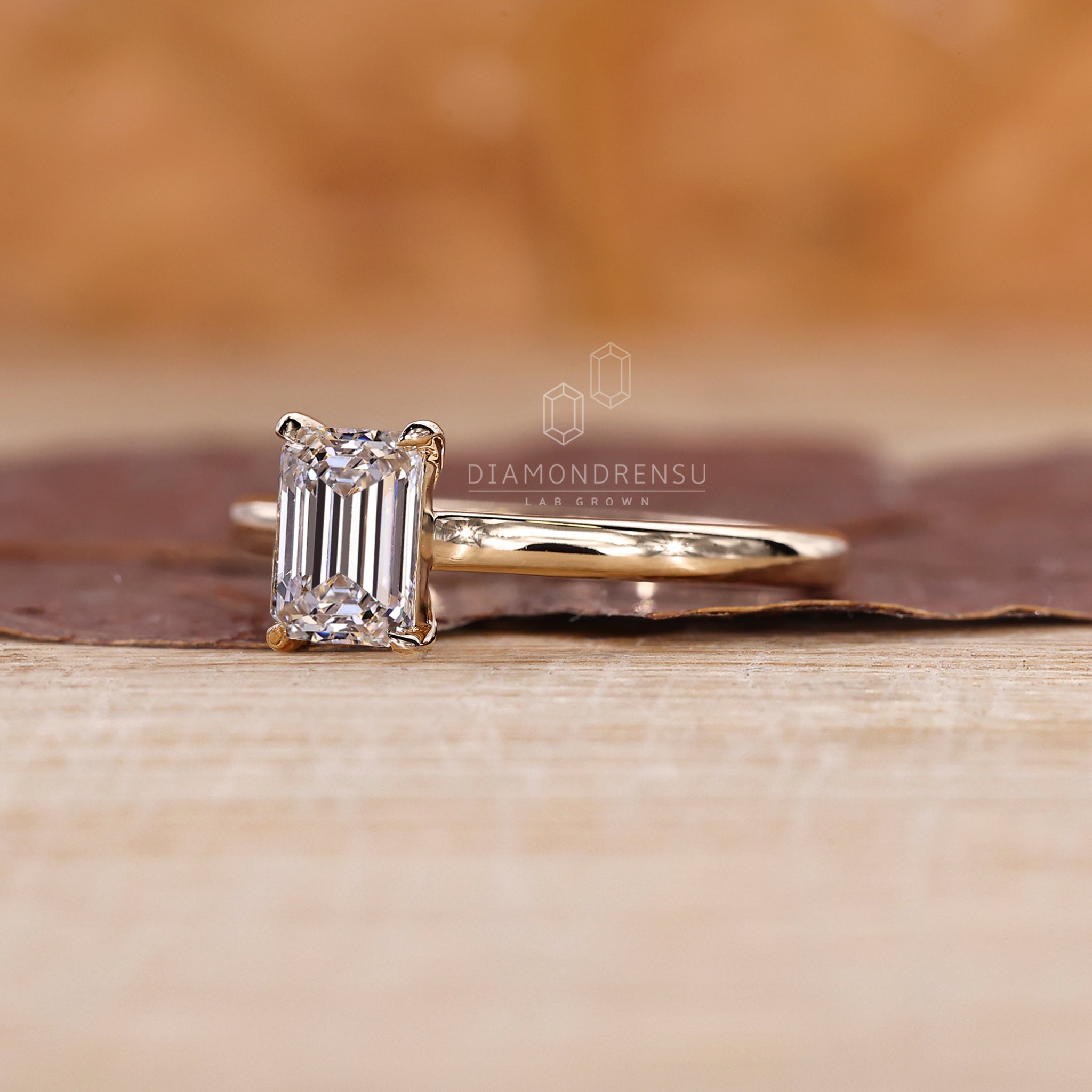 4 claw prong set engagement ring in yellow gold.
