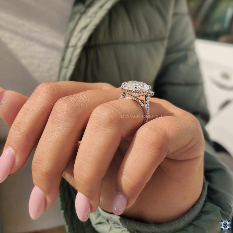 Cathedral setting ring with round cut ring
