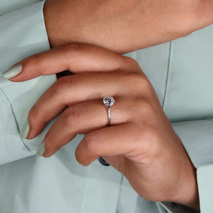 Round brilliant ring featuring a solitaire engagement ring diamond, ideal for women who love timeless elegance.