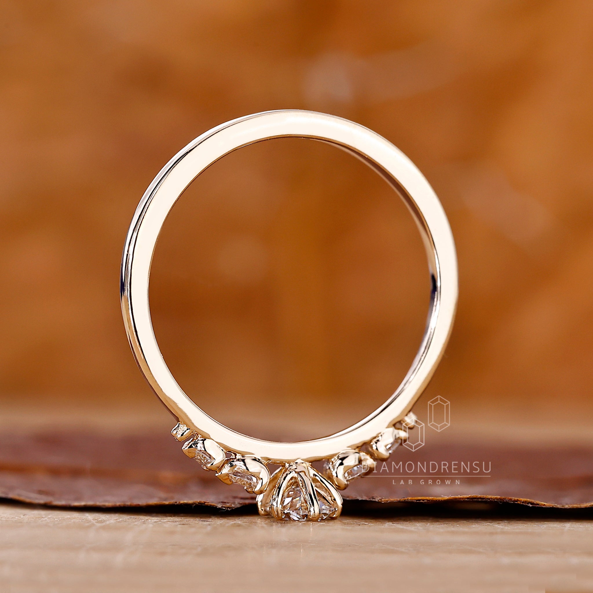 Round diamond engagement ring in yellow gold