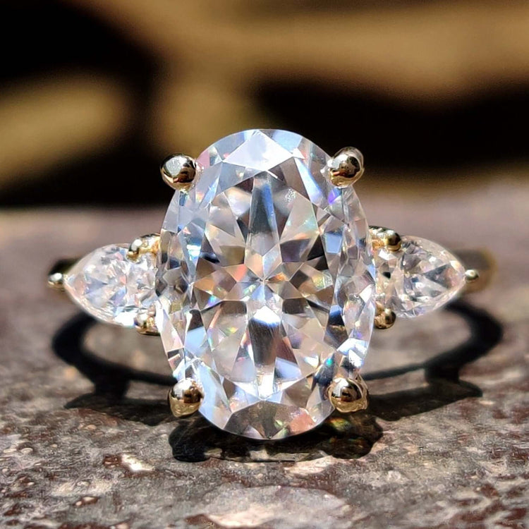 Oval Rensu cut ring in yellow gold.
