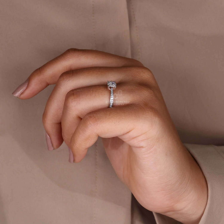 Round ring diamond featuring a unique halo diamond engagement ring, perfect for proposals or special moments.
