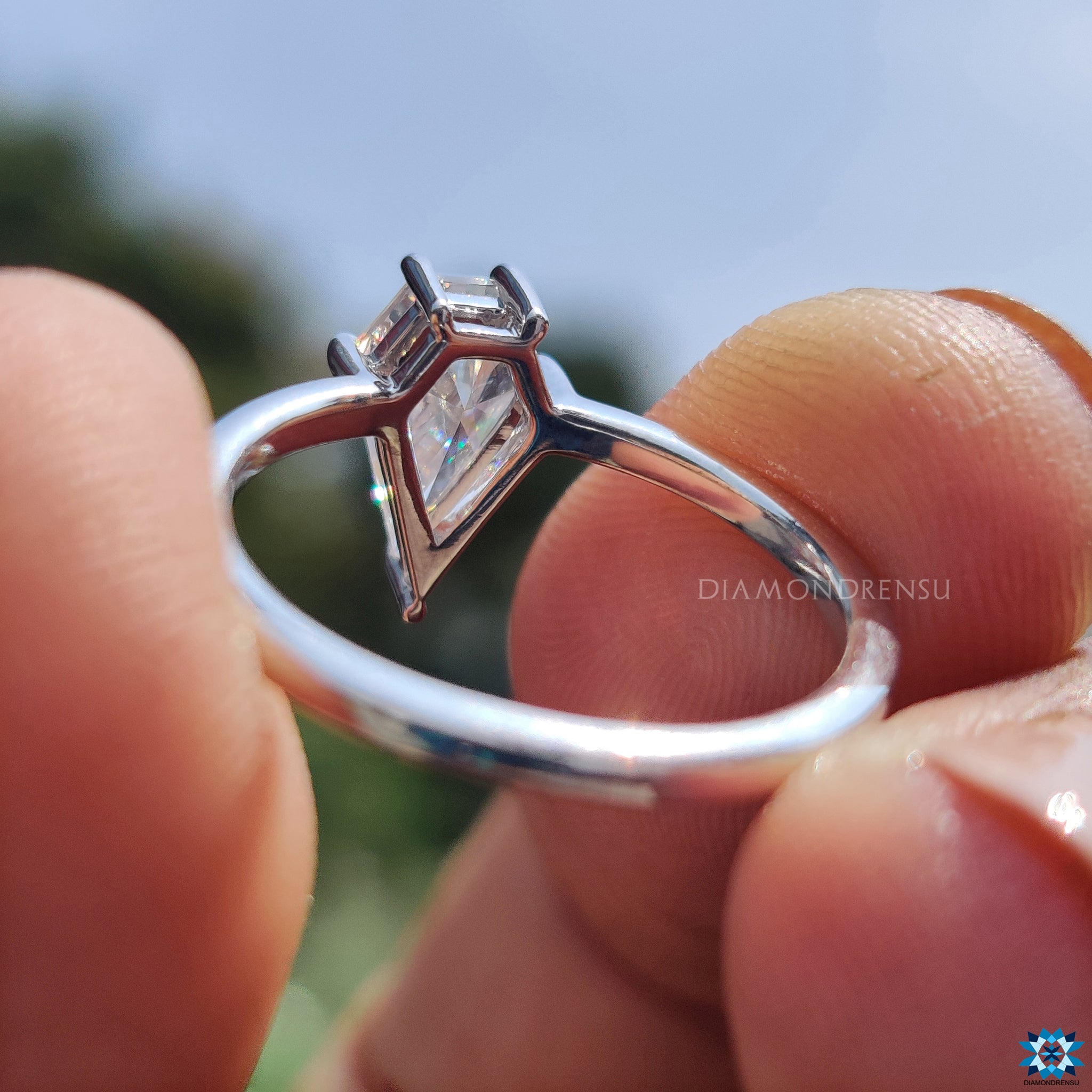Diamondrensu UK engagement ring designed with a sharp spear cut moissanite.
