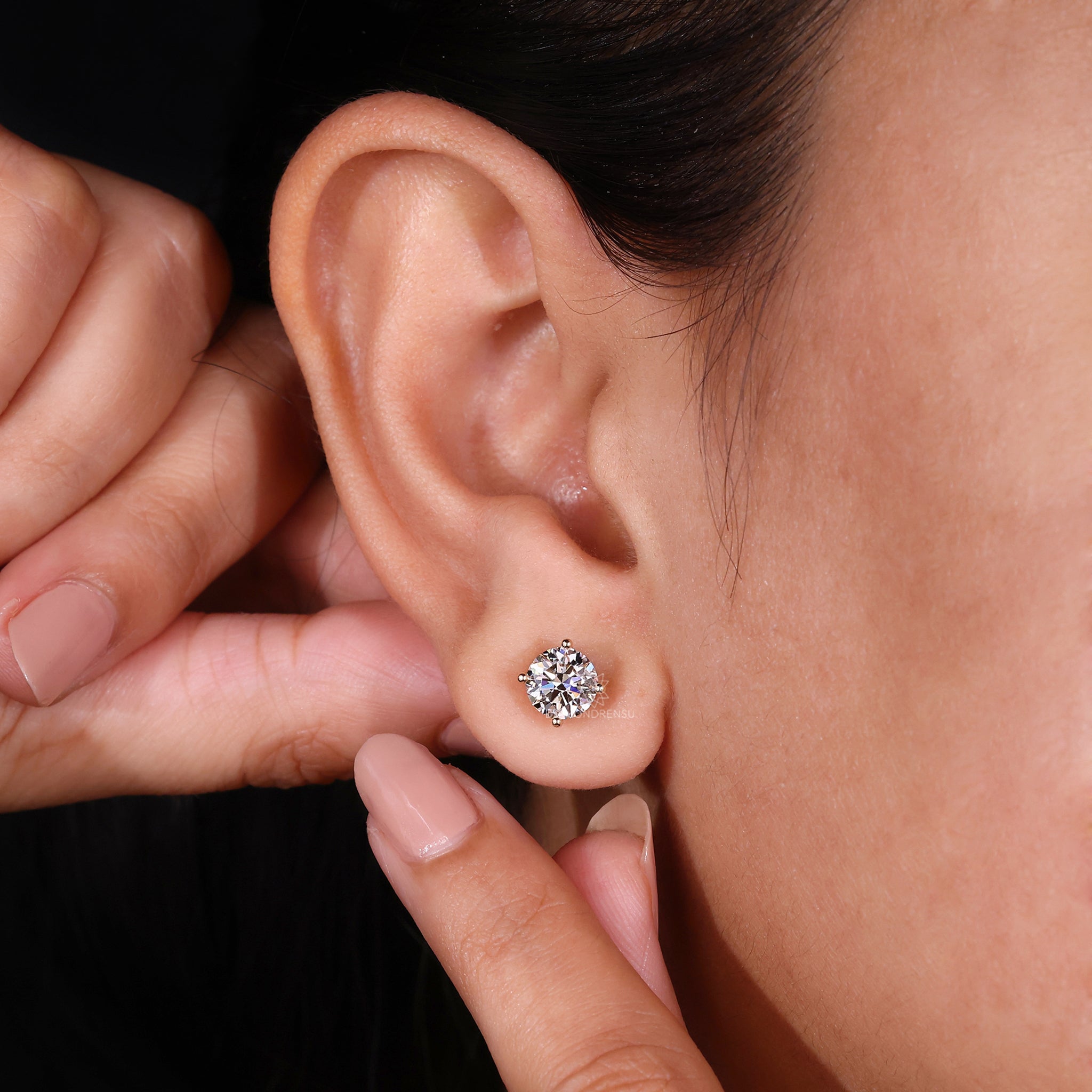 Yellow gold round diamond stud earrings crafted by Diamondrensu UK.
