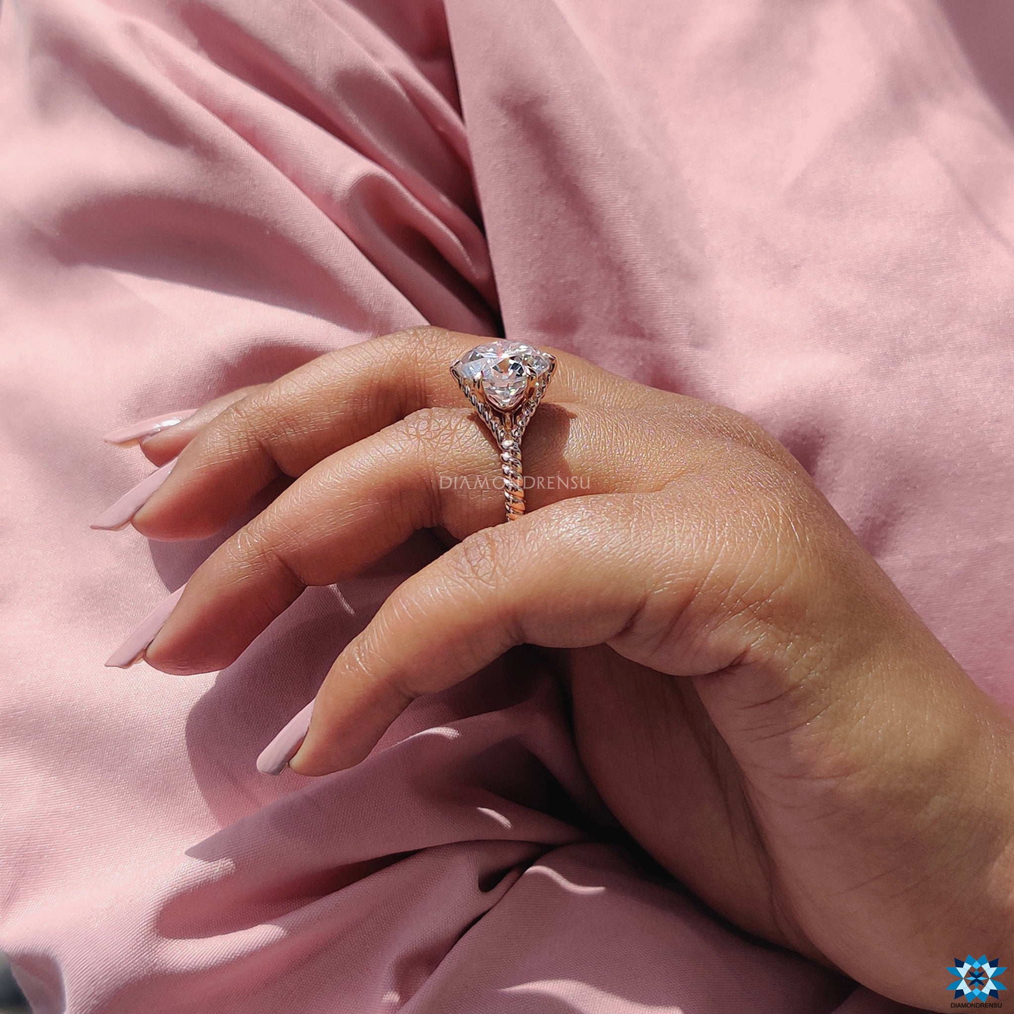 Diamondrensu UK engagement ring featuring six claw prong moissanite design.
