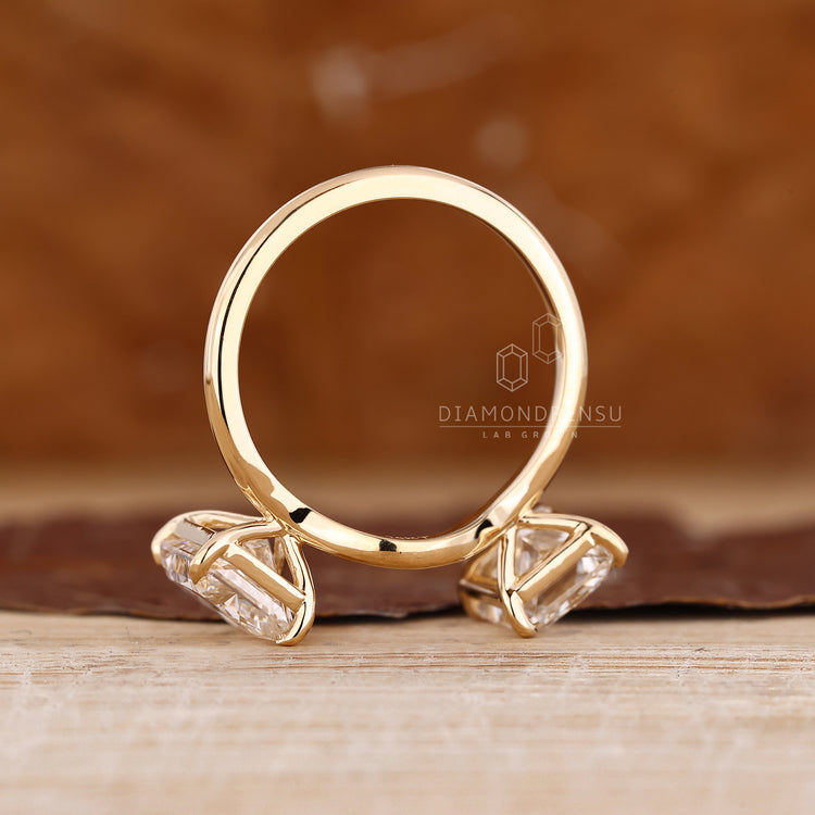 Diamondrensu radiant ring with two stone and curved band.