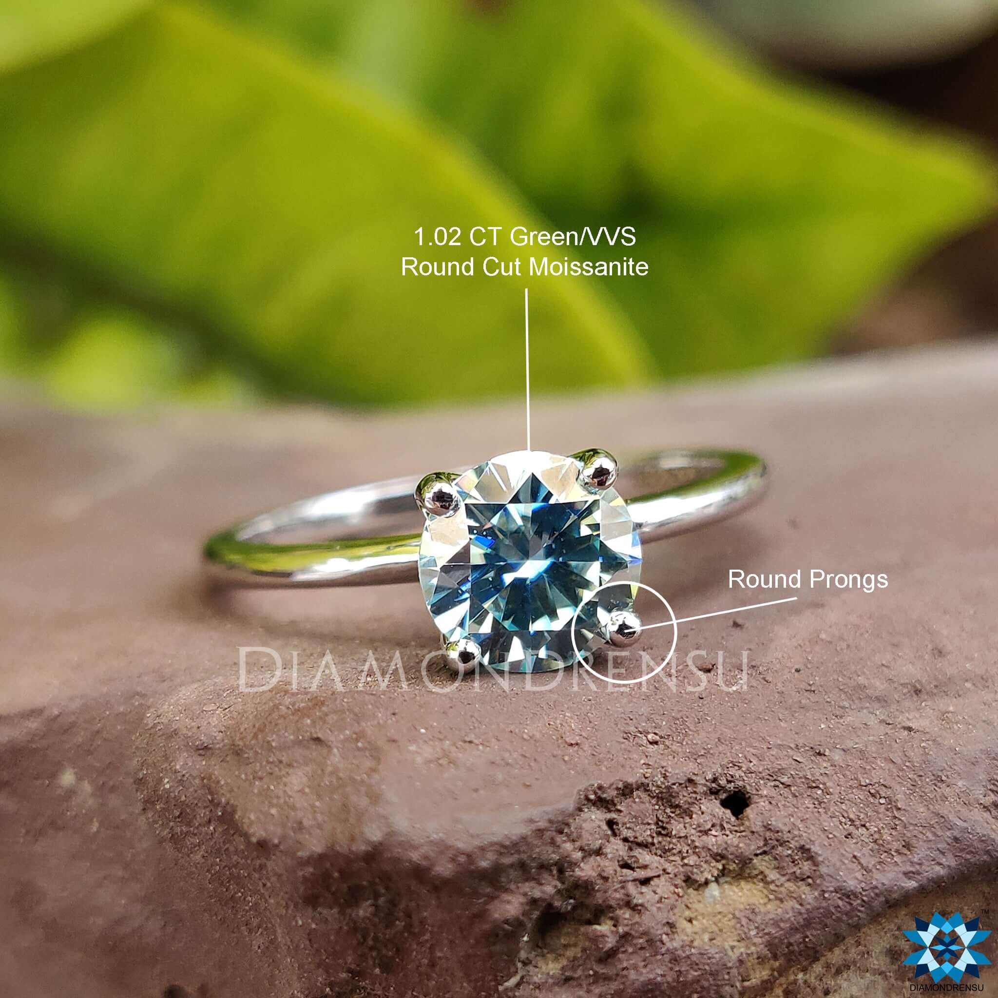 Diamondrensu UK engagement ring with a stunning round brilliant cut stone.