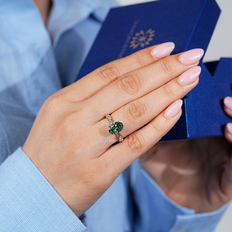 Handmade oval ring with vintage style and filigree details.