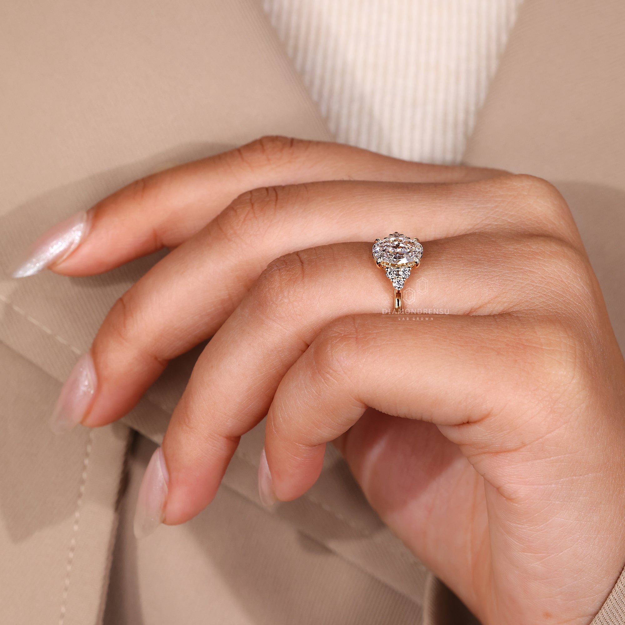 4 claw prong setting ring holding the diamond securely.
