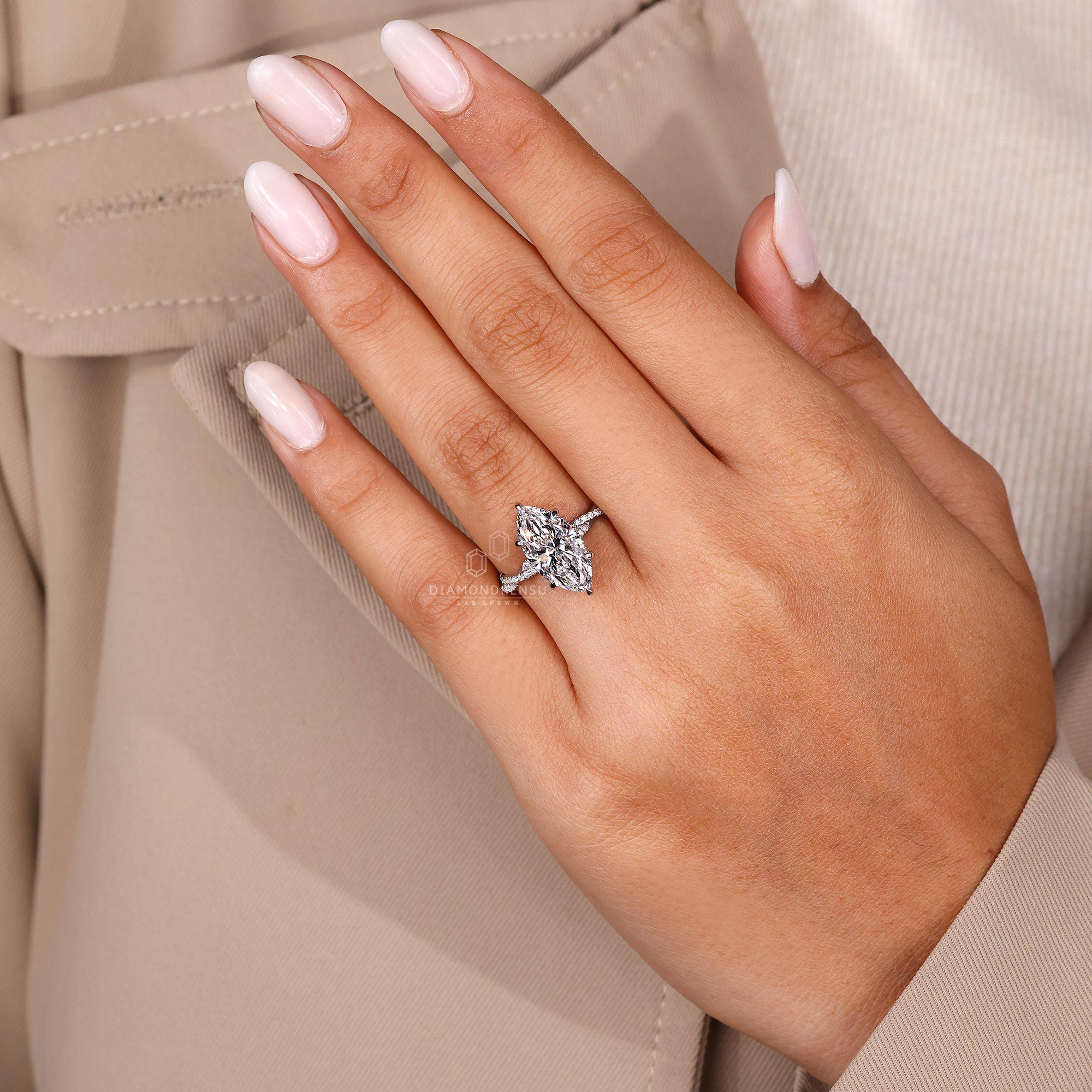 Diamondrensu UK engagement ring in white gold.
