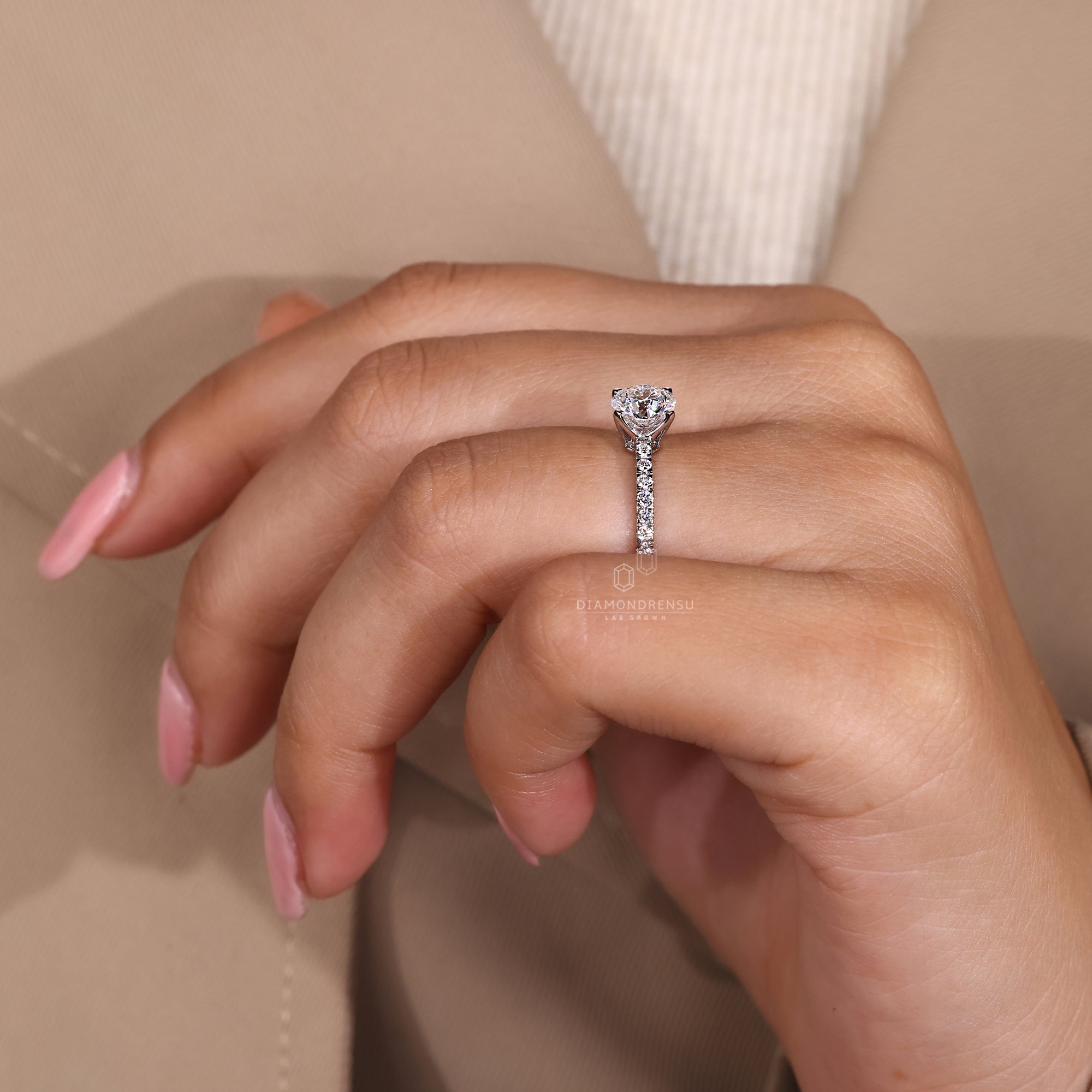 4 tab prong ring for round diamond.
