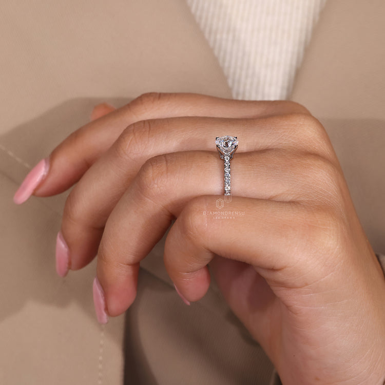 4 tab prong ring for round diamond.
