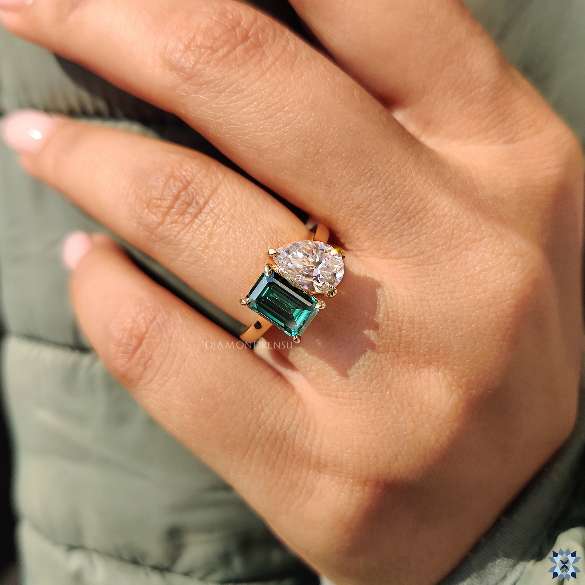 2 stone ring in emerald and pear cut ring design
