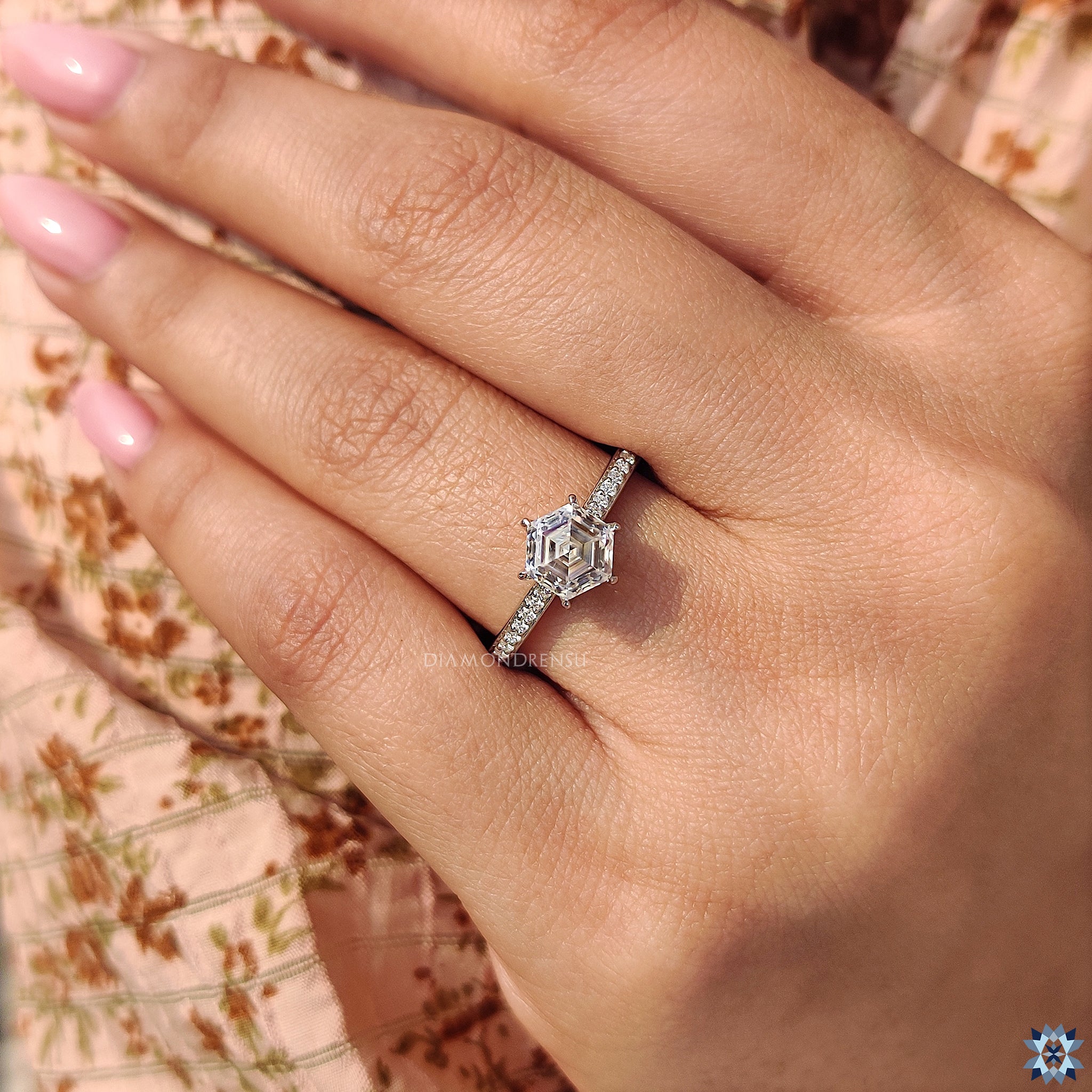6 claw prong ring with white gold ring
