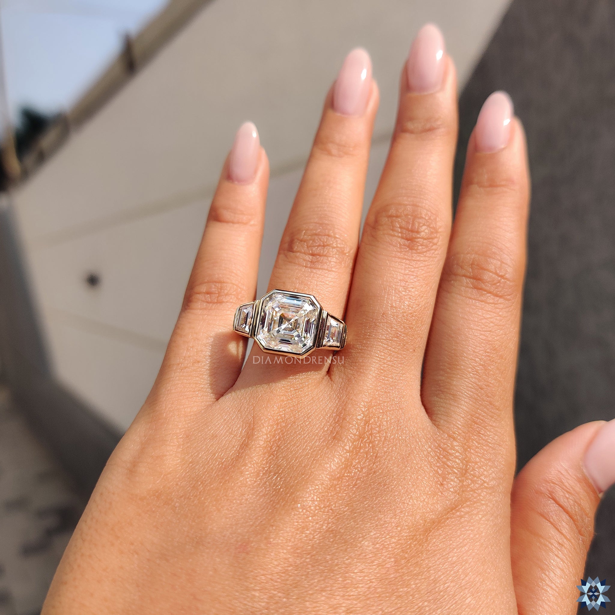 Yellow gold ring in tapered shank ring design
