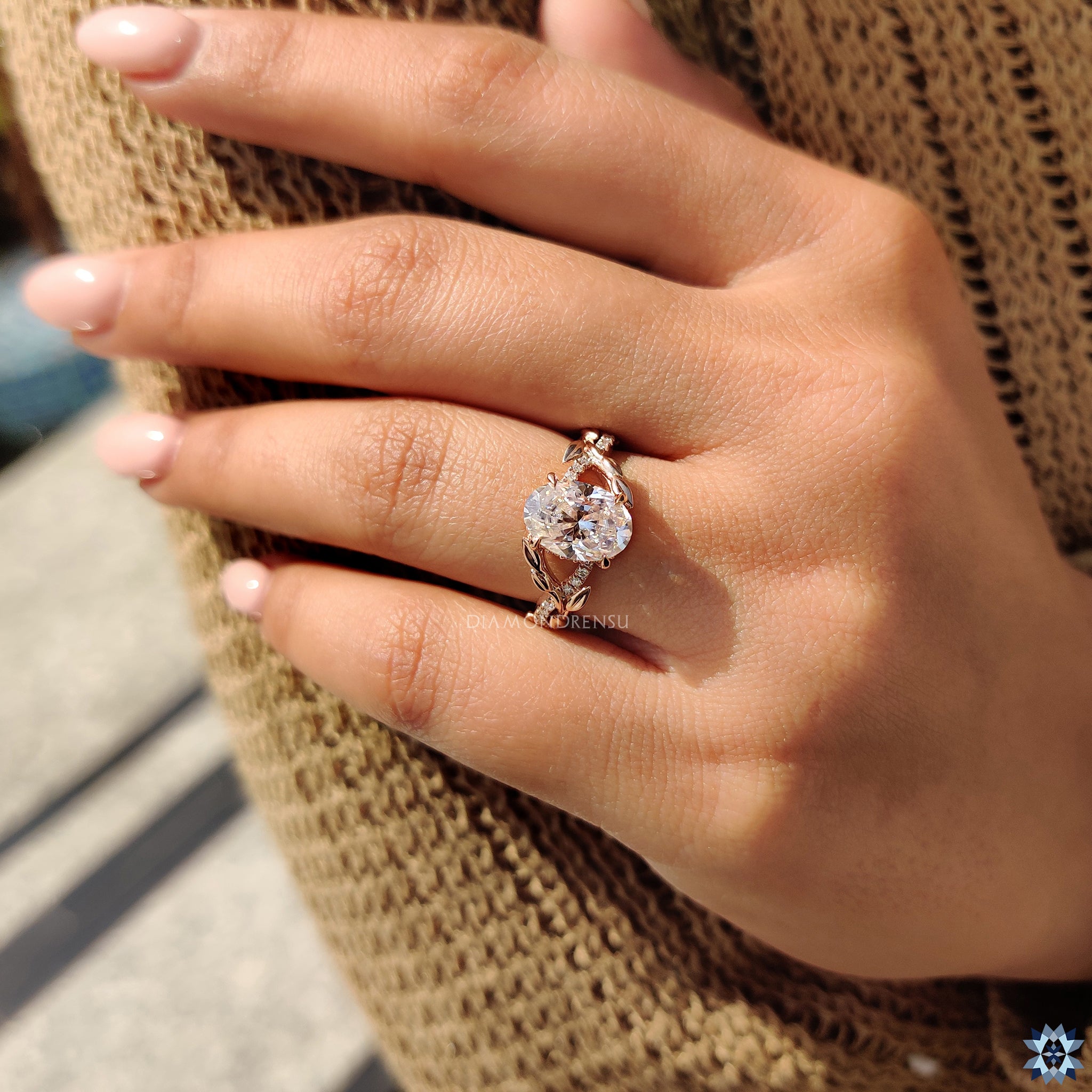 Round Cut engagement ring in rose gold ring setting
