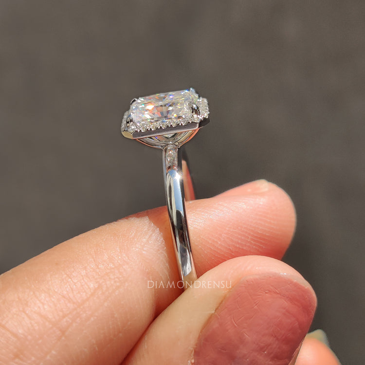 Claw prong in halo setting ring
