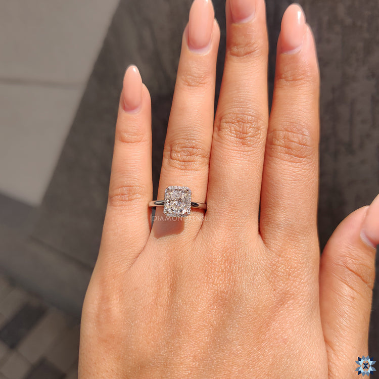 4 claw prong ring with round cut ring
