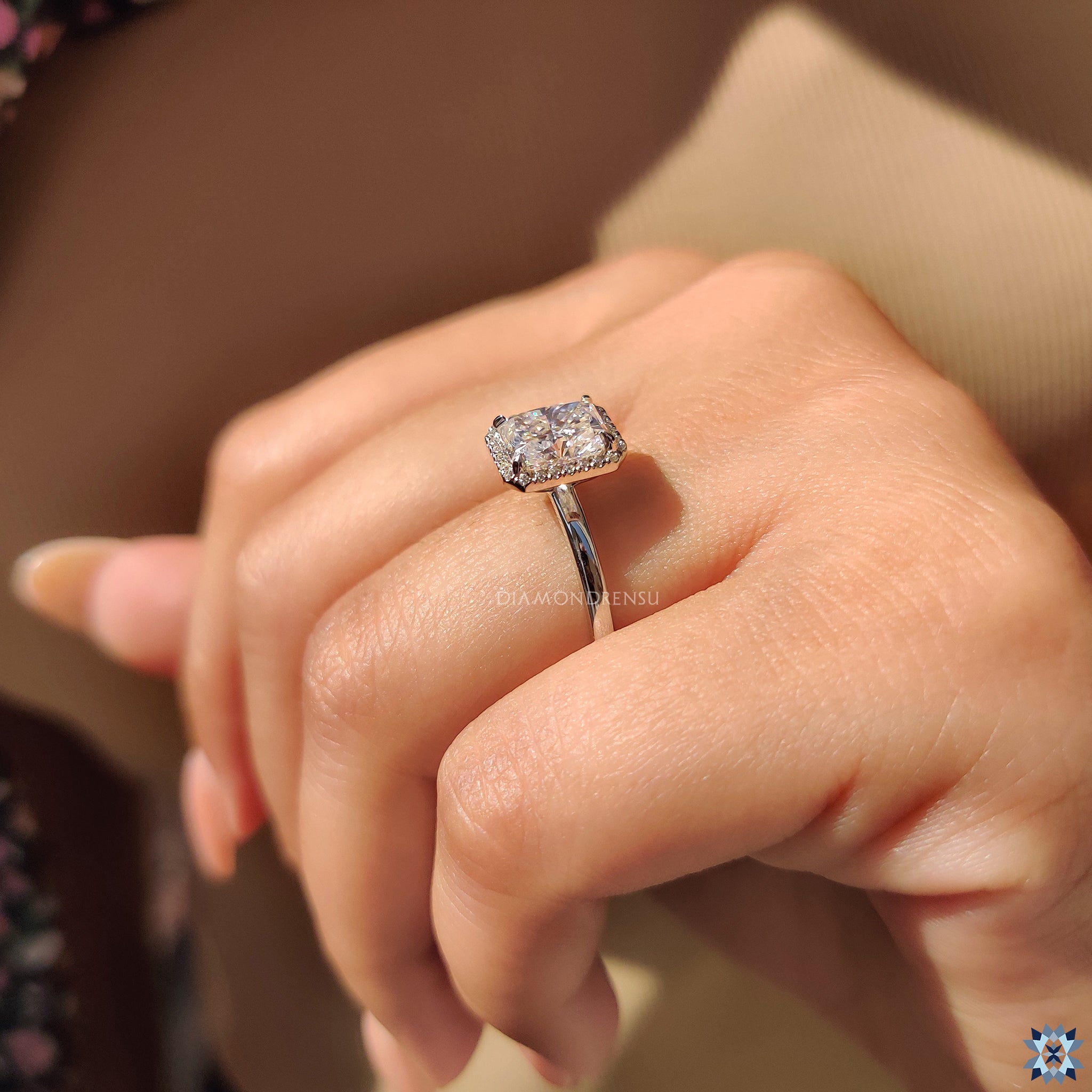 Round cut ring in solitaire engagement ring style
