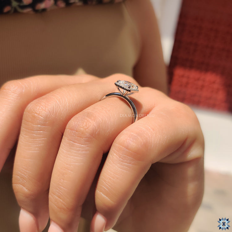 Halo setting ring with claw prong
