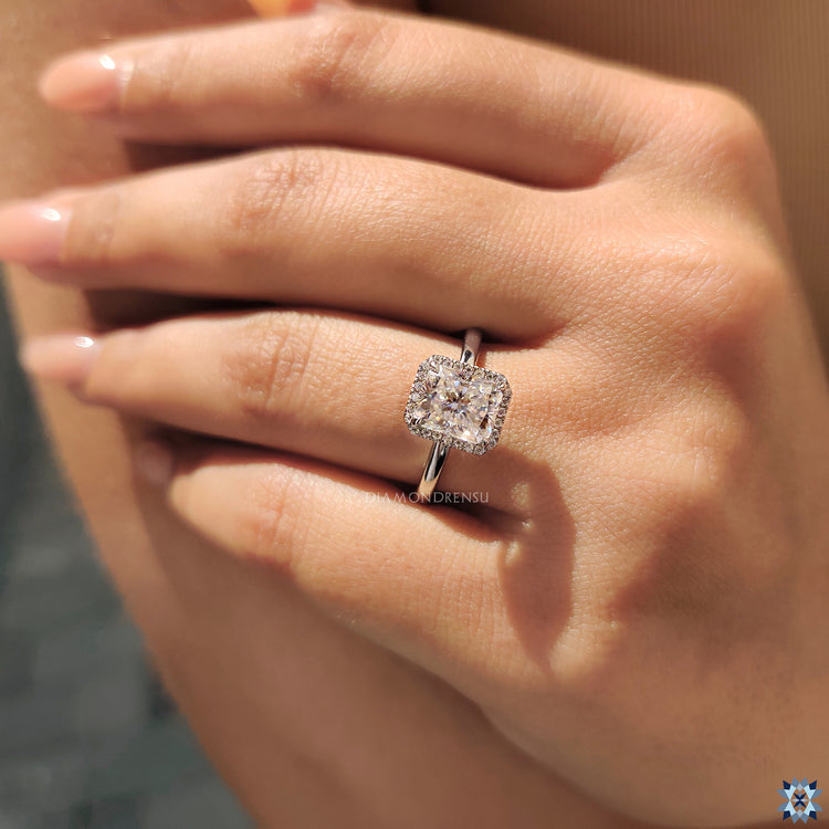 Round cut ring with 4 claw prong ring

