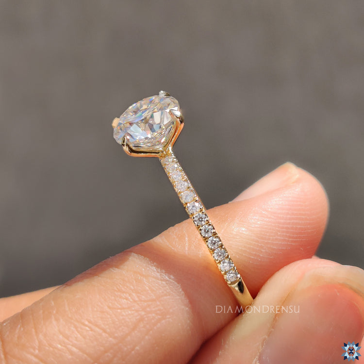 Pave setting ring with claw prong
