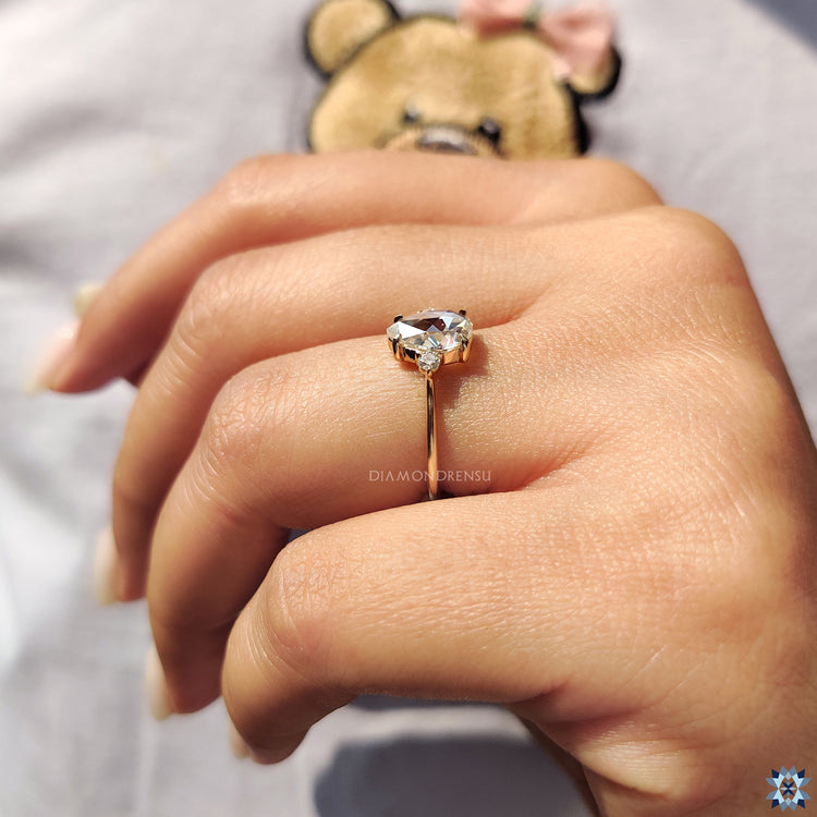 Solitaire engagement ring with round cut ring
