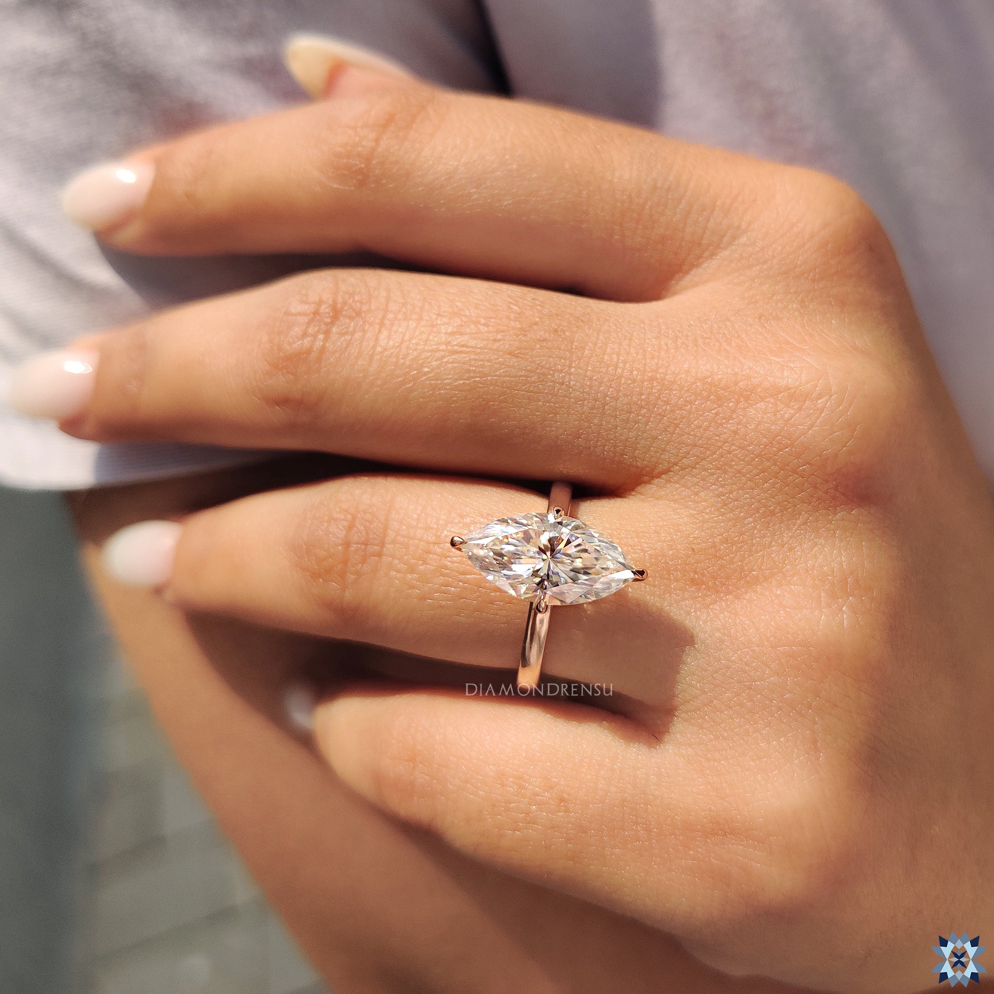 Solitaire engagement ring with 4 Compass prong ring

