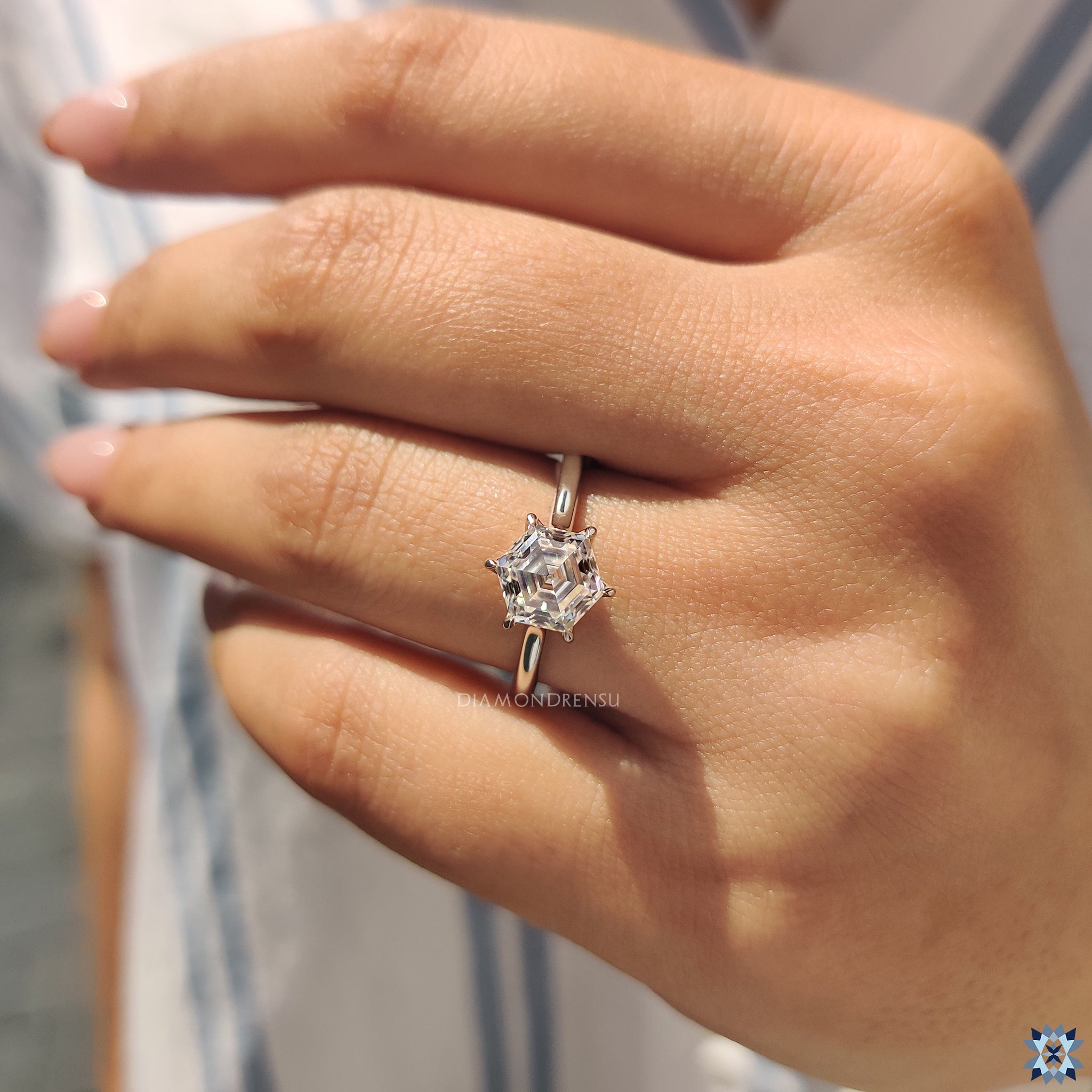 Handmade ring in white gold with a solitaire hexagon moissanite.
