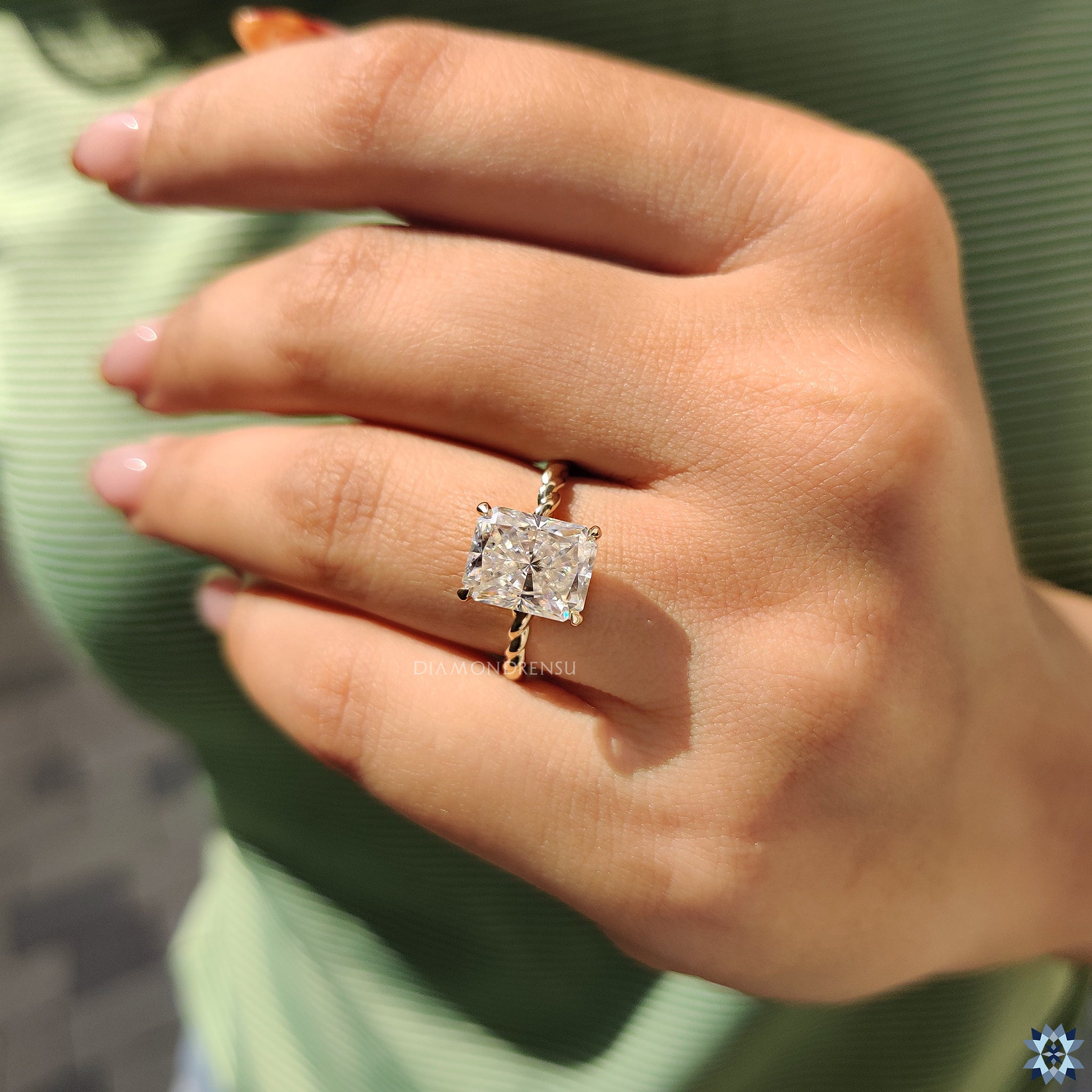 Diamondrensu UK engagement ring with twisted band and radiant centre stone.
