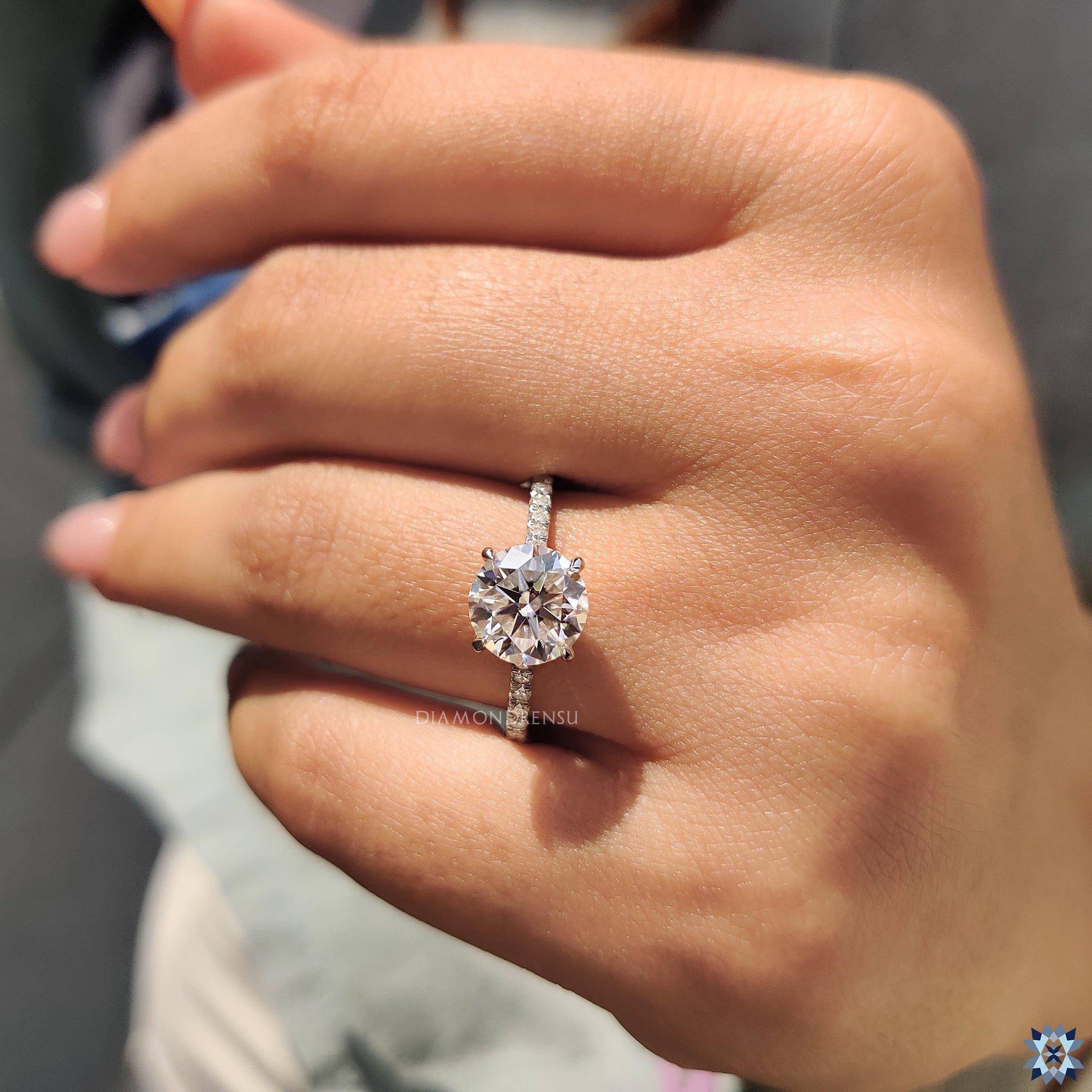 Diamondrensu UK engagement ring featuring moissanite and claw prong.

