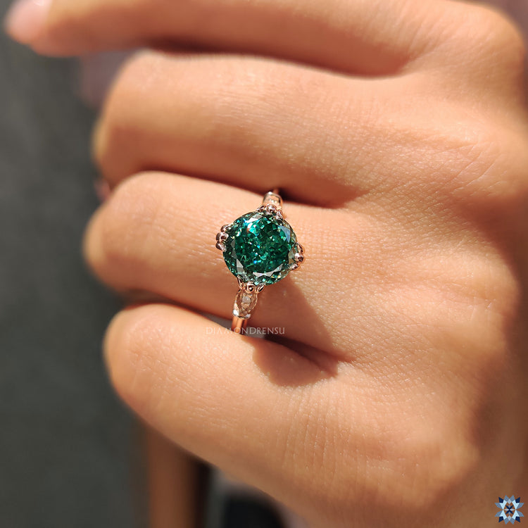 Cathedral setting engagement ring with vintage style.
