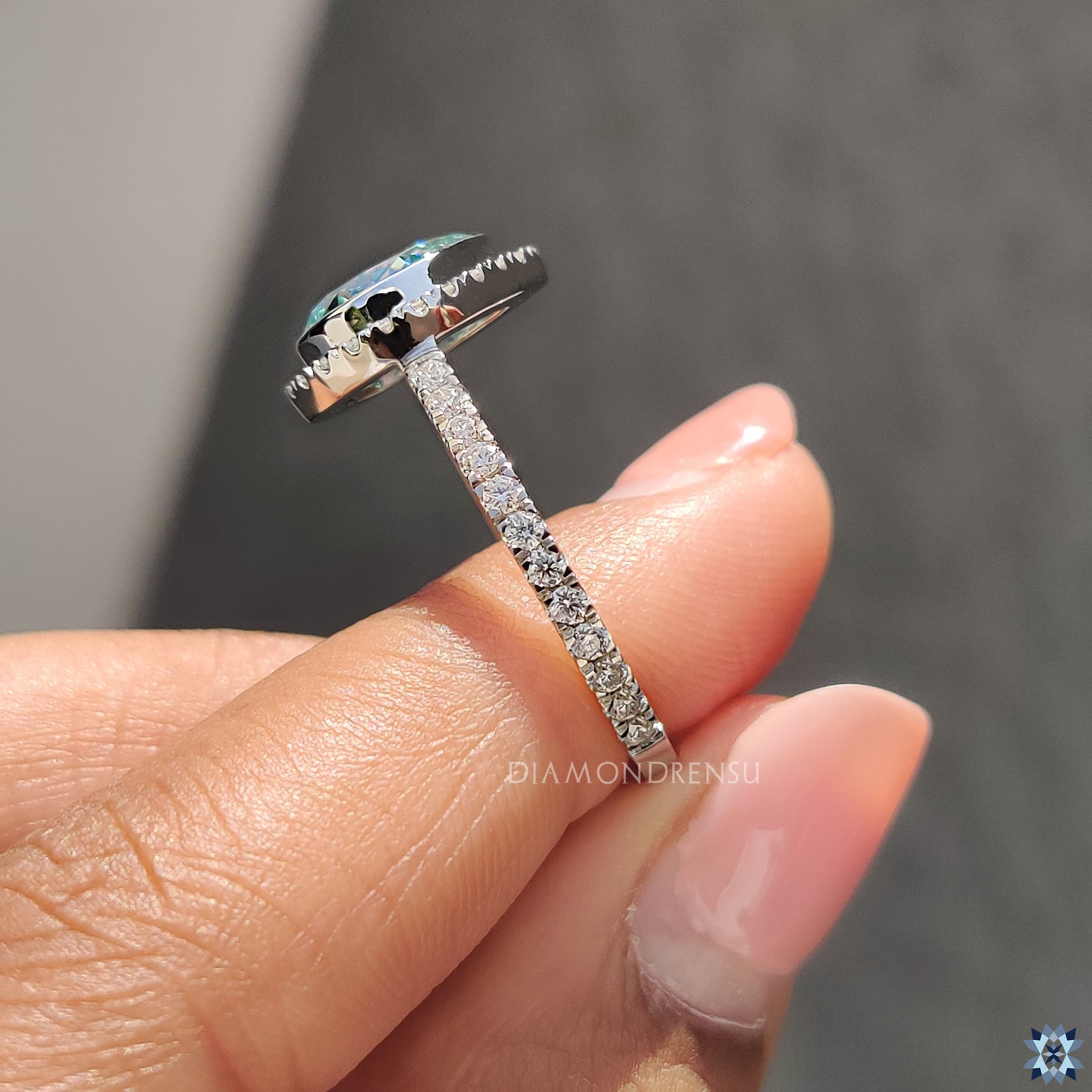 UK engagement ring with pear cut moissanite and halo diamondrensu style.
