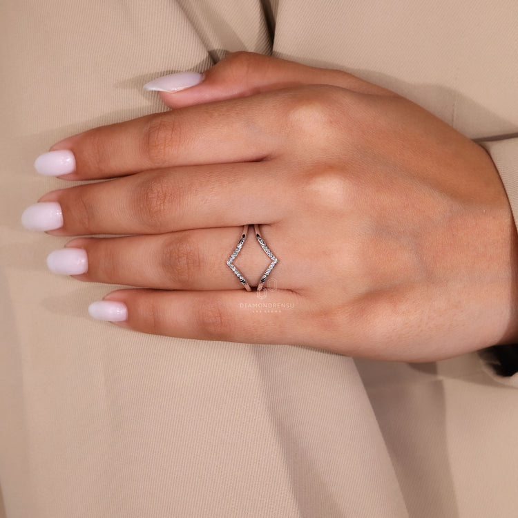 Diamondrensu UK wedding band crafted as an enhancer.
