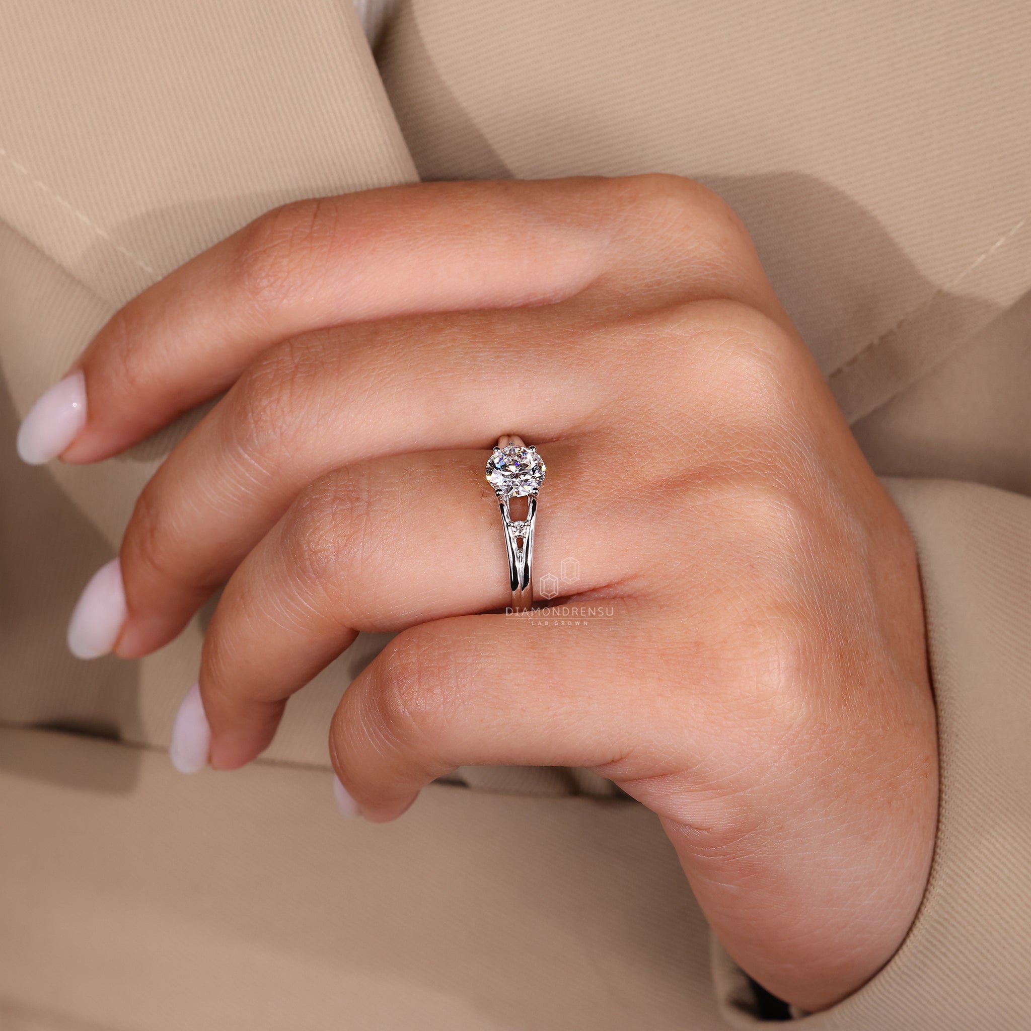 4 round prong setting in lab grown diamond engagement ring.
